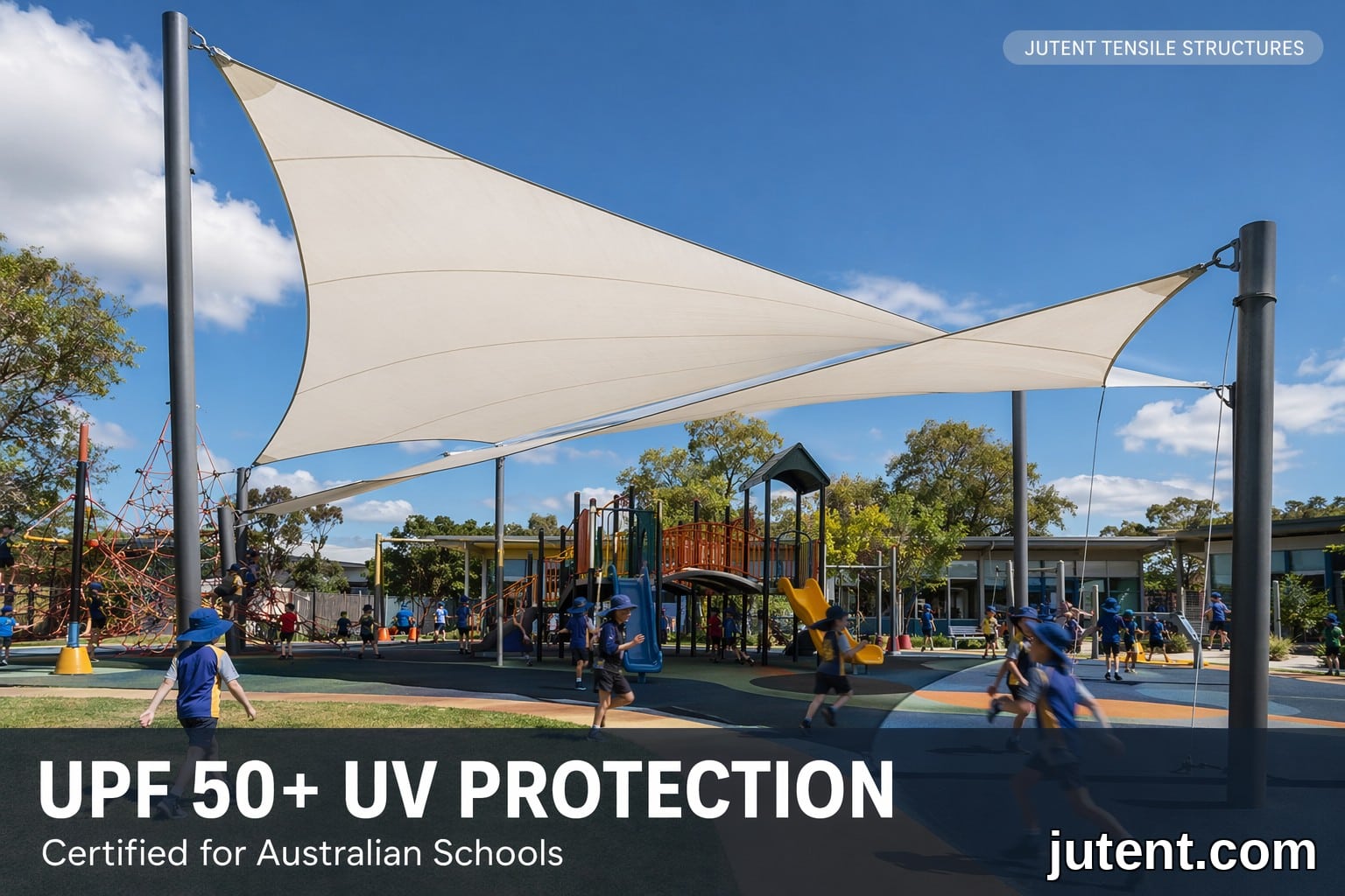 Kanopi membran tegangan PVDF putih besar di atas taman permainan sekolah dengan kanak-kanak bermain, menunjukkan perlindungan UV UPF 50+ yang mematuhi piawaian Australia