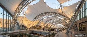 Skylight atrium membran tegangan berbilang lapisan di iklim Teluk menahan haba padang pasir yang melampau dan sinaran UV untuk pencahayaan dalaman