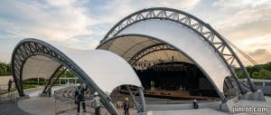 Estrutura de membrana tracionada – PVDF vs. PTFE: Confronto de Materiais para Coberturas Permanentes de Palco
