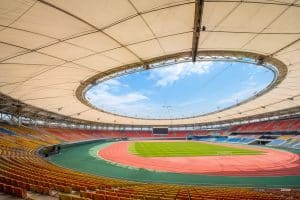 Construction en cours d'un toit en membrane de stade à grande échelle pour la tribune de Palestine, mettant en valeur l'ingénierie des structures en tissu durable