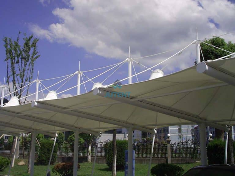 Toldo de tela tensada atirantado con cables de soporte y cobertura de una sola bahía de estacionamiento