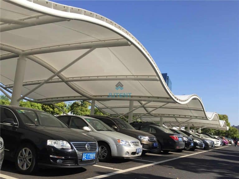 auvent en membrane tendue PTFE personnalisé couvrant un parking